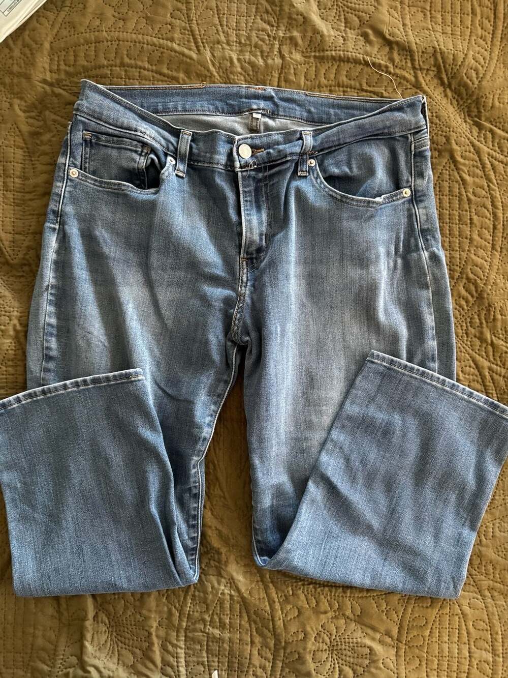 Levi's Women's Classic Blue Denim cropped Leg Jeans Size 32, length 23”